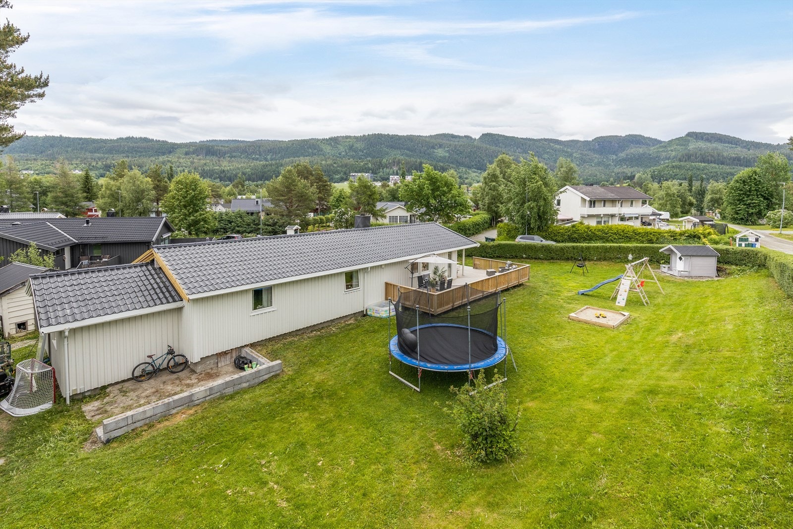 I hagen kan også barna utfolde seg i trygge omgivelser. Galleribilde