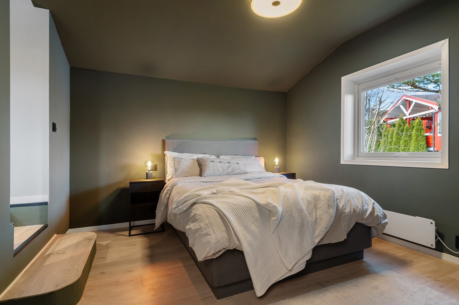 Hovedsoverommet ble pusset opp i 2021 og er tilknyttet både toalettrom og omkledningsrom. Galleribilde