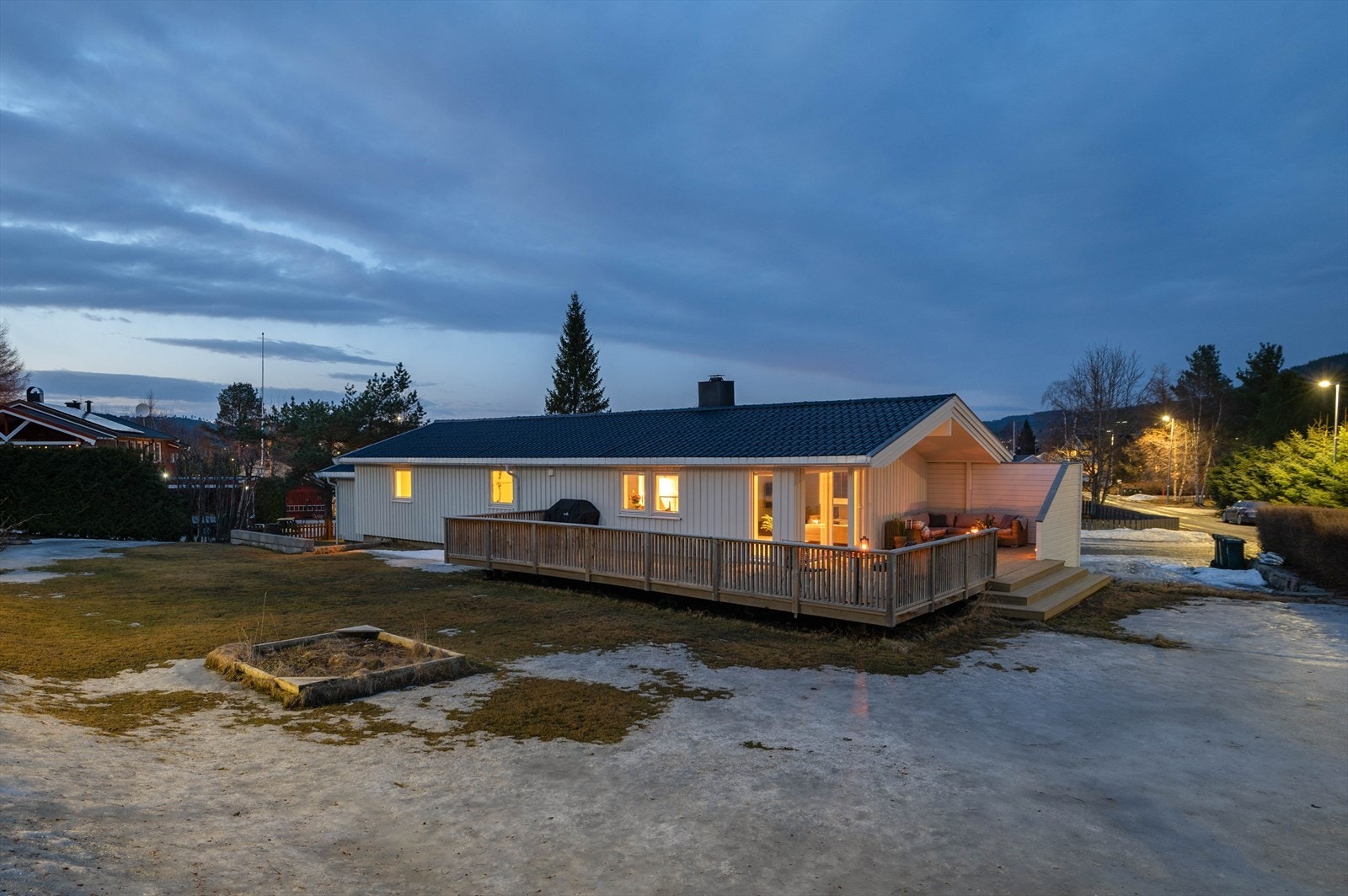 Boligen ligger idyllisk til på en stor, inngjerdet hjørnetomt, i et fredelig og barnevennlig område med trygge oppvekstvilkår. Galleribilde