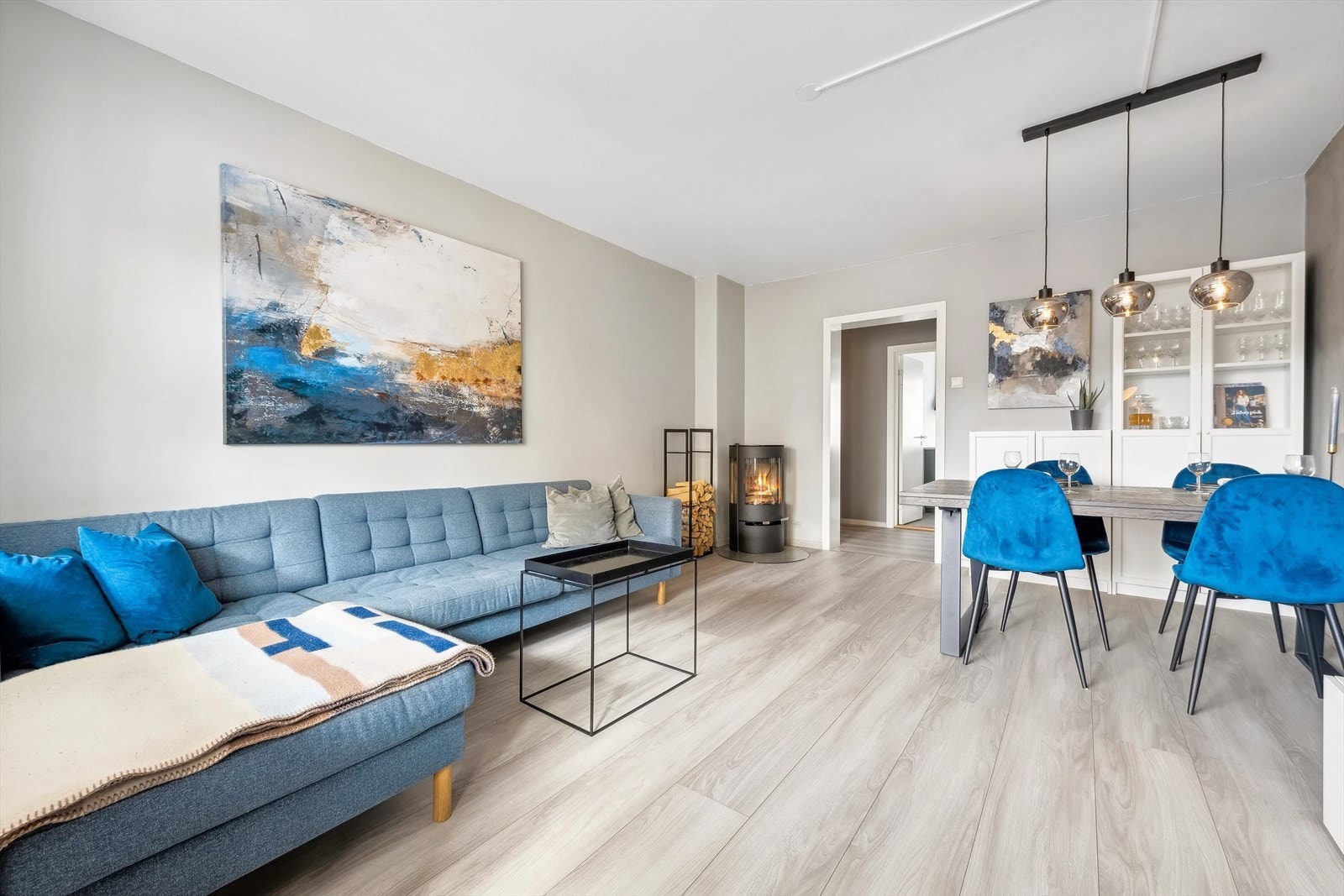 Leiligheten har en lys og romslig stue med plass til både sofa og spiseseksjon. Galleribilde