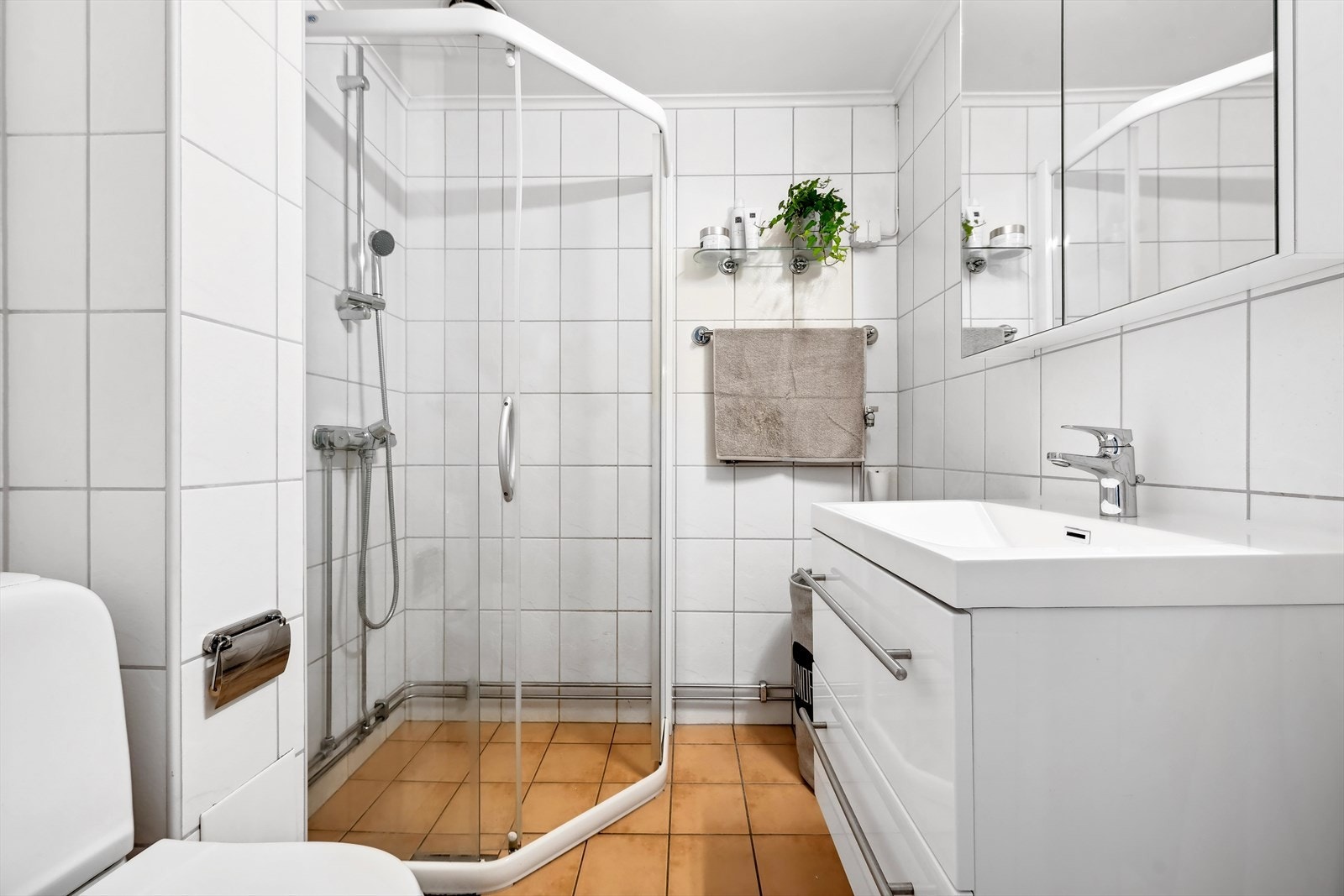 Leiligheten har et pent flislagt bad pusset opp i 2004 i regi av borettslaget med baderomsinnredning bestående av benkeskap med glatte fronter, veggskap med speilfronter og belysning over servant. Det er opplegg for vaskemaskin og tørketrommel. Galleribilde