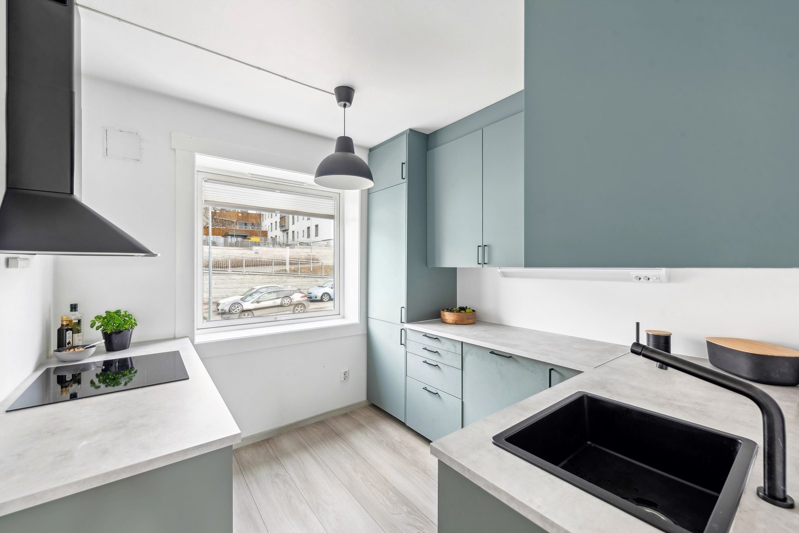 Leiligheten har et stort og flott kjøkken fra IKEA som byr på godt med arbeids- og oppbevaringsplass. Galleribilde