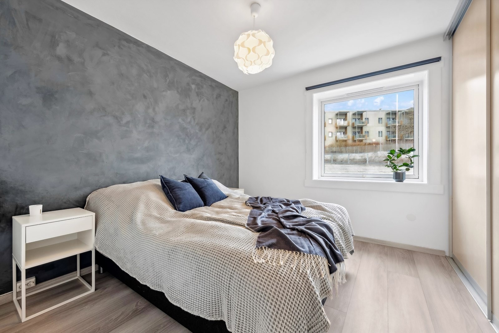 Leiligheten har et meget romslig soverom med god plass til å innrede etter eget ønske og behov. Galleribilde