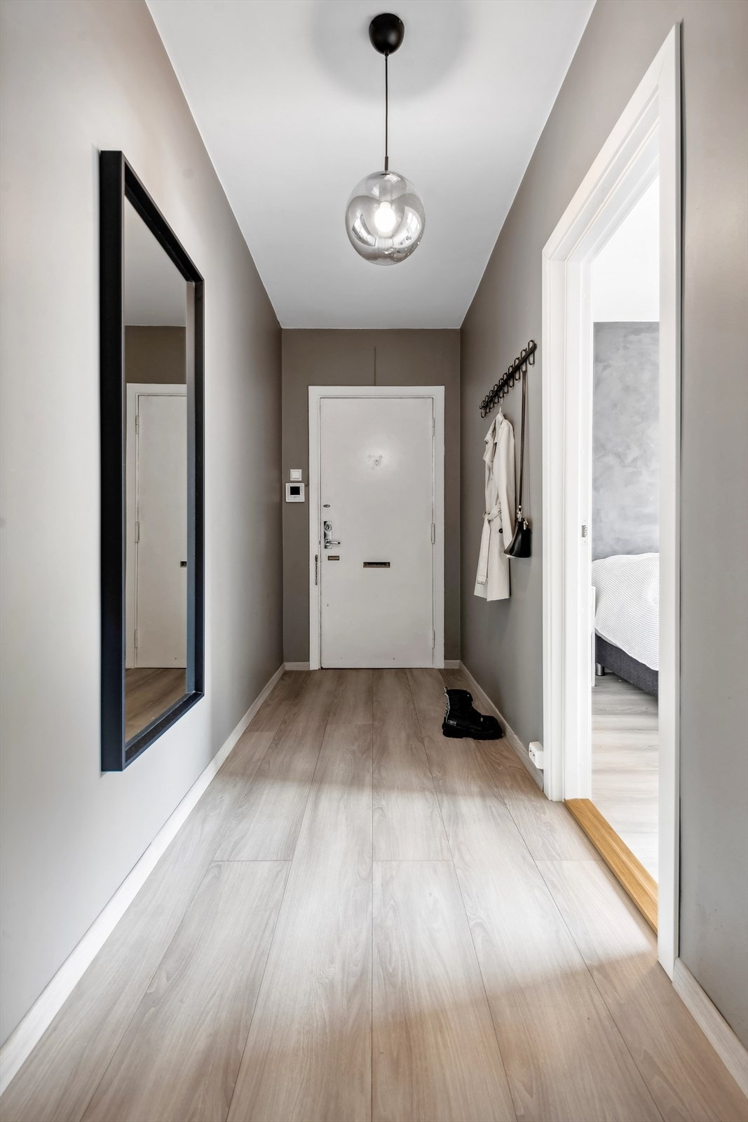 Velkommen inn! Du blir møtt ved en lys og hyggelig entré med plass til å henge fra seg yttertøyet. Galleribilde
