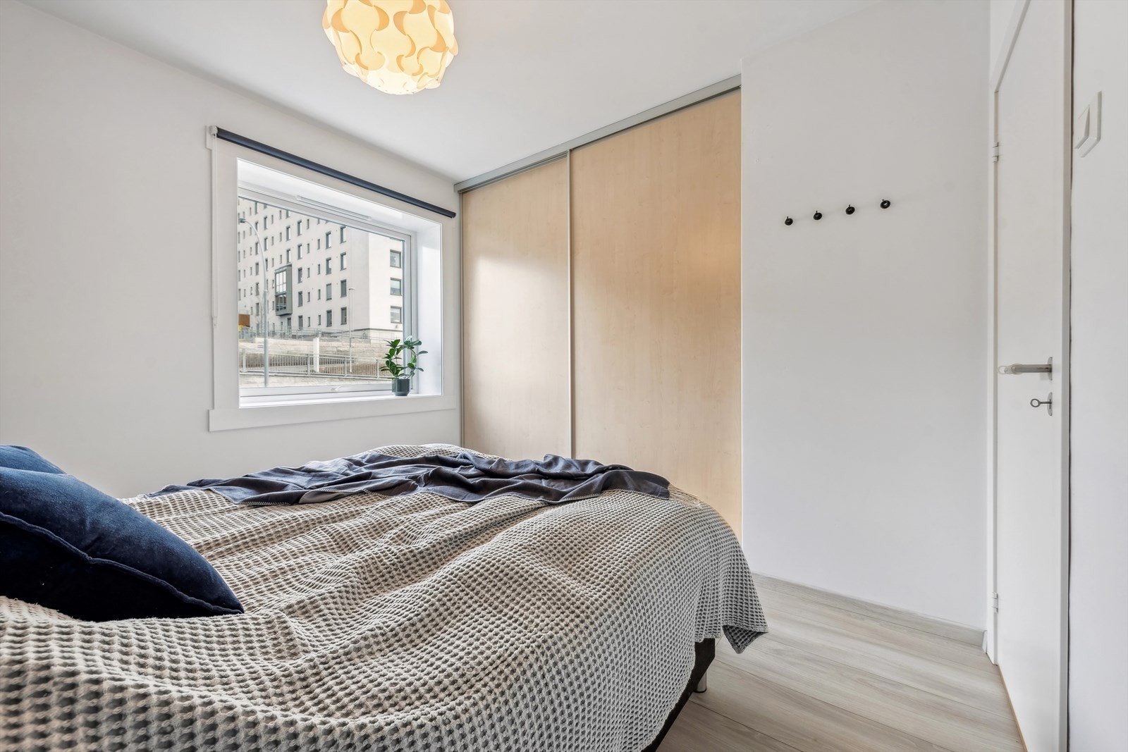 Her er det god plass til dobbeltseng med tilhørende møblement. Her får du også skyvedørsgarderobe med god plass til oppbevaring. Galleribilde