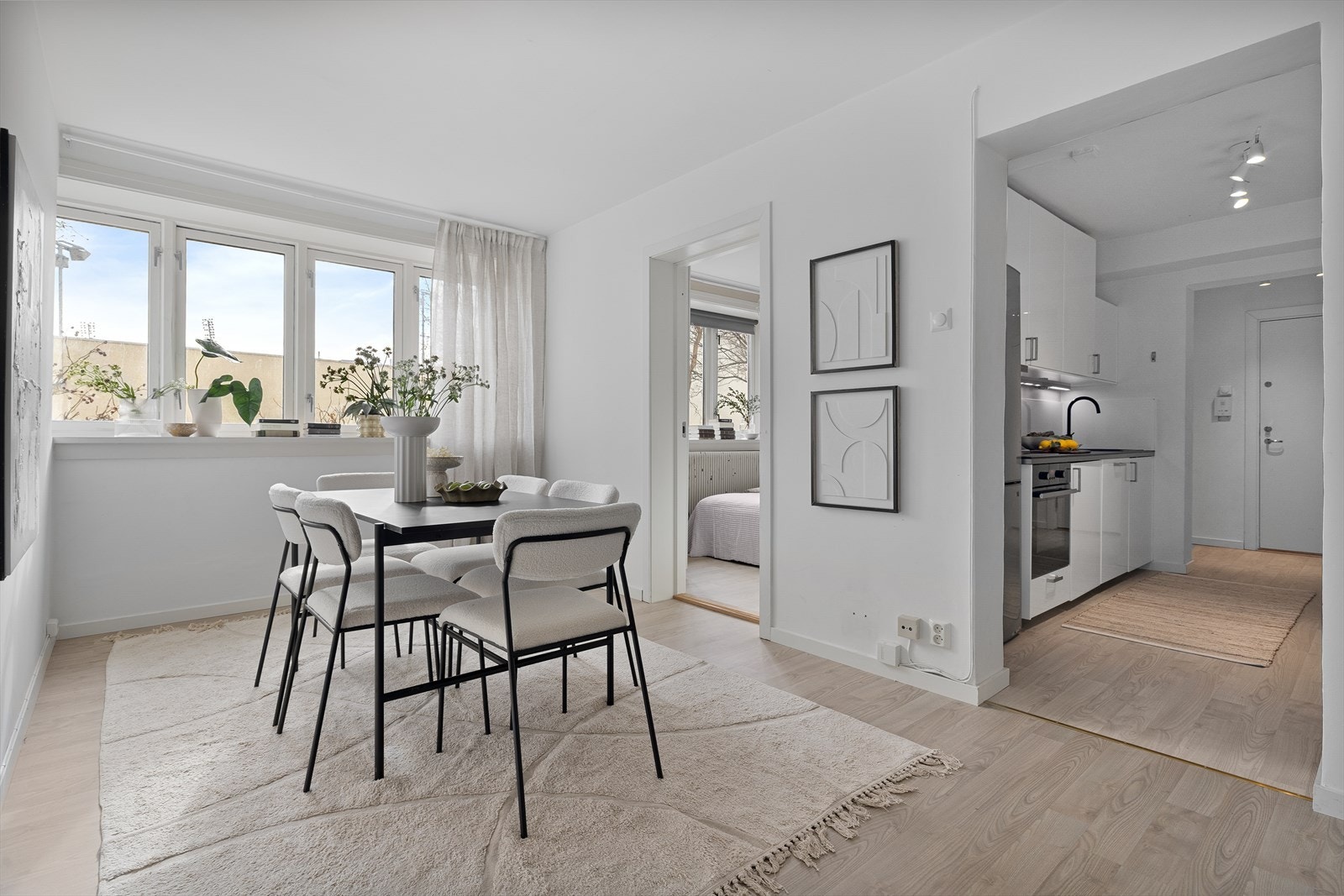 - Store vindusflater som gir rikelig med luft og lys - Galleribilde