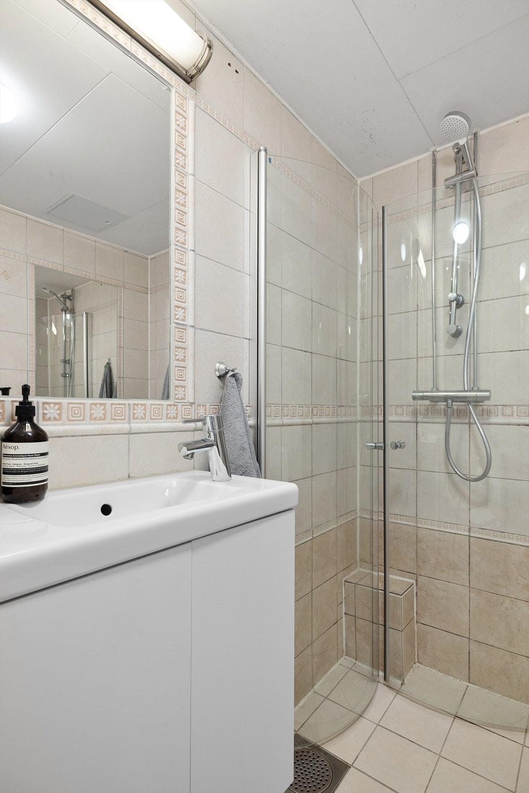 - Innredet med klosett, servant nedfelt i innredning, speilskap m/lys, og dusjhjørne med svingbare glassdører. Naturlig ventilering - Galleribilde