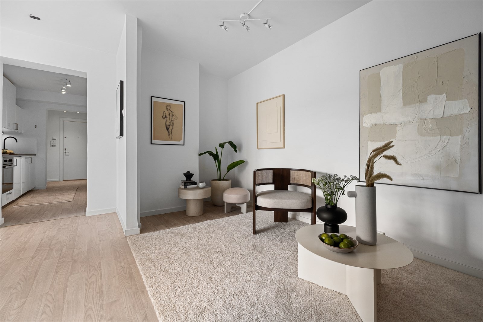 - Leiligheten er malt i delikate tidsriktige farger - Galleribilde