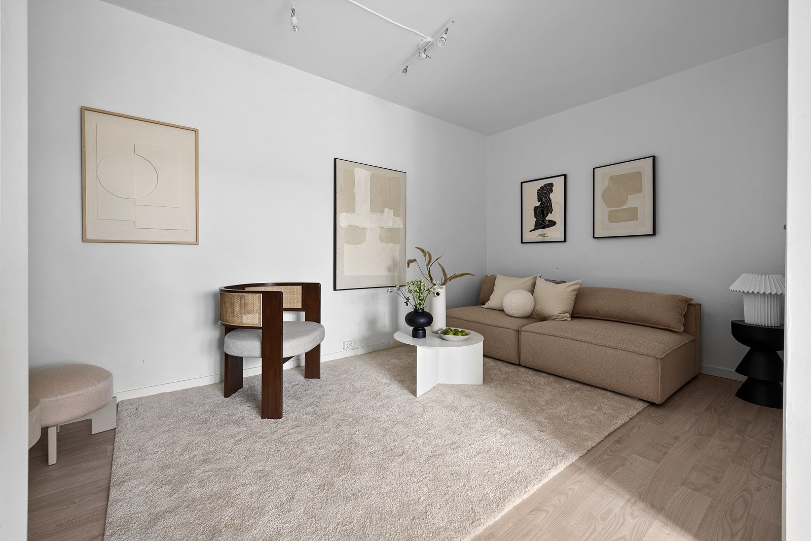 - Lys og hyggelig stue med god plass til sofaseksjon med tilhørende møblement og TV-benk - Galleribilde