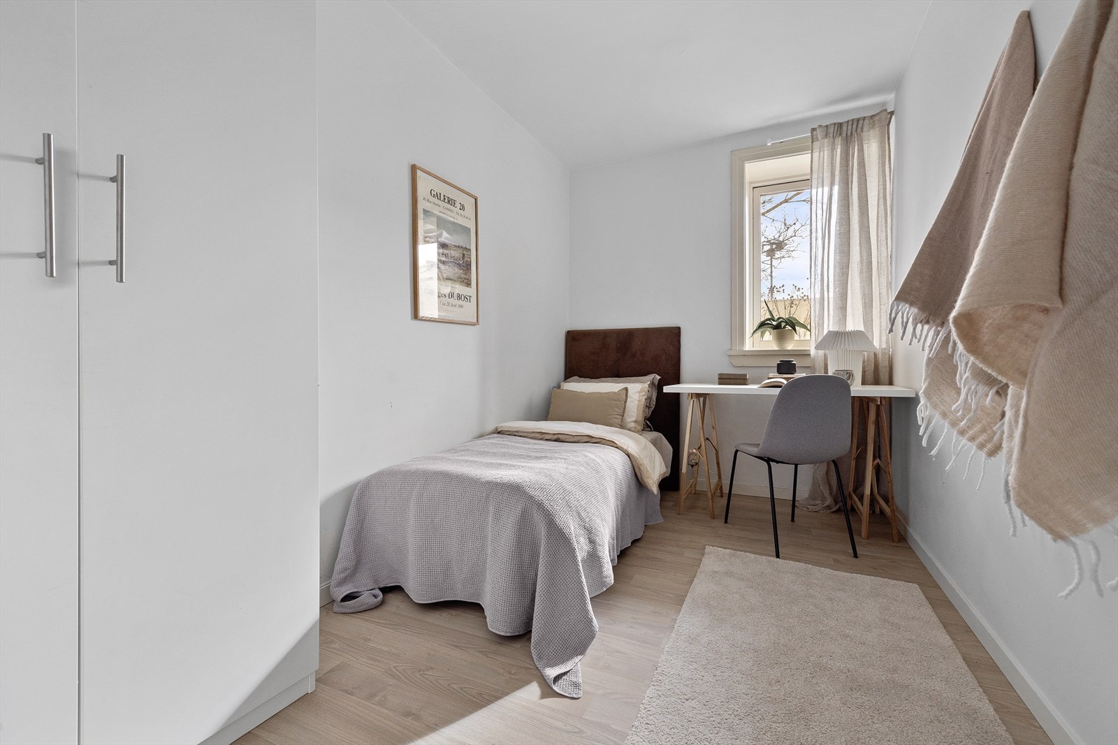 - Soverom 2 med plass til dobbeltseng og garderobeløsning - Galleribilde