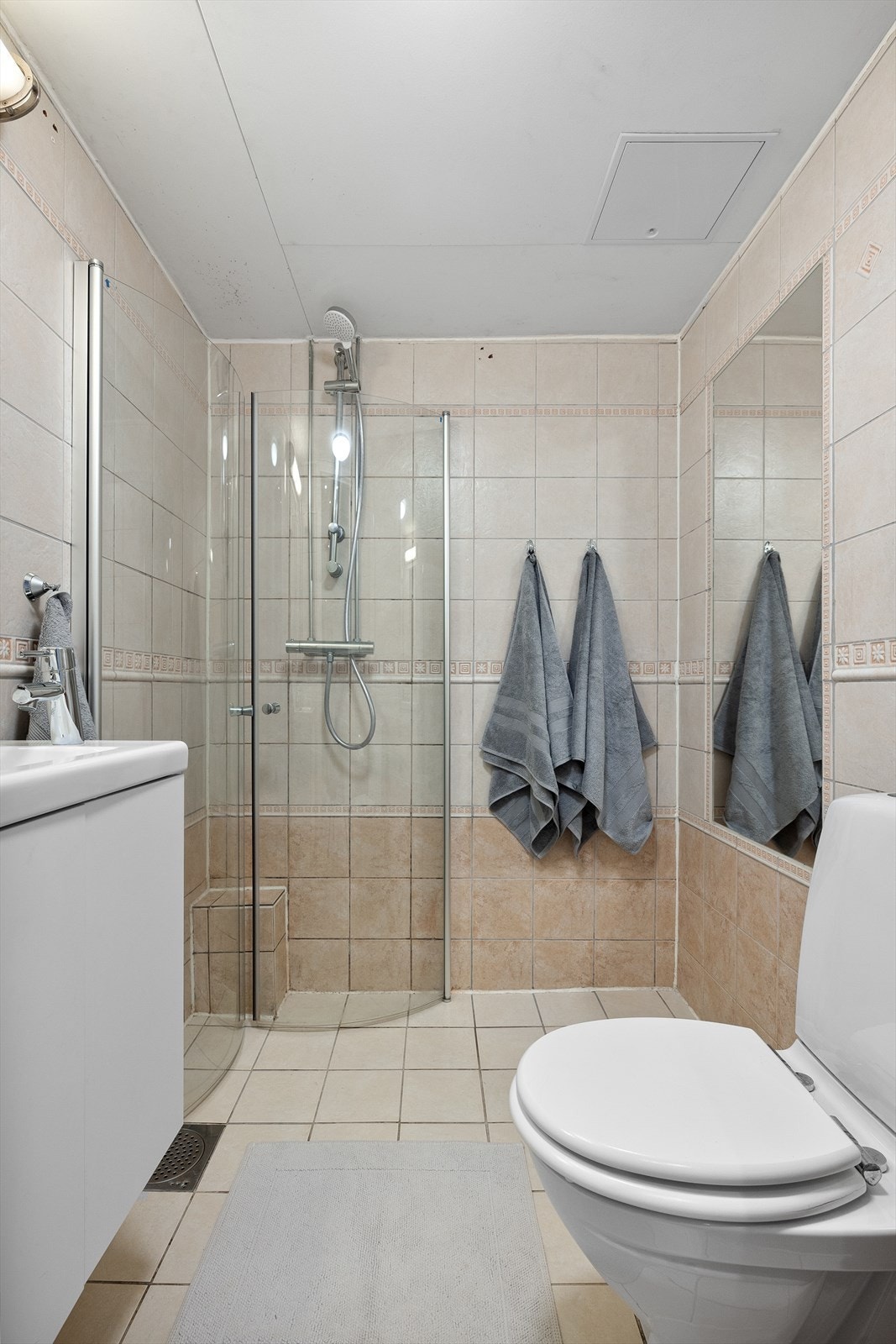 - Flislagt baderom med varme i gulvet - Galleribilde