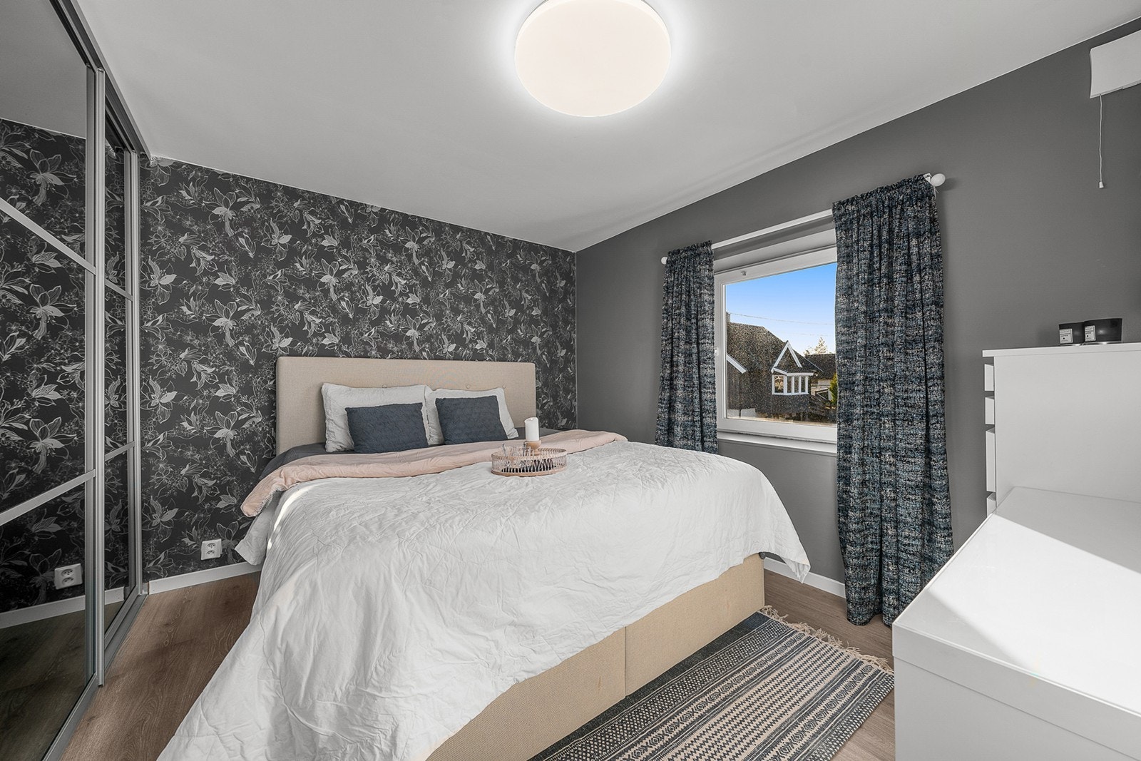 Soverom 1 - rommet har plass til dobbeltseng med tilhørende nattbord. Rommet har skyvedørsgarderobe med speilfronter. Galleribilde