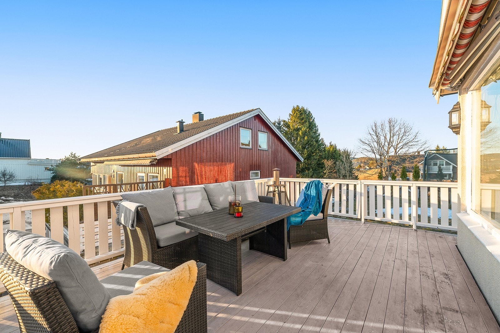 Fra stuen i første etasje er det utgang til en terrasse på ca. 21 kvm med adkomst til hagen. Galleribilde