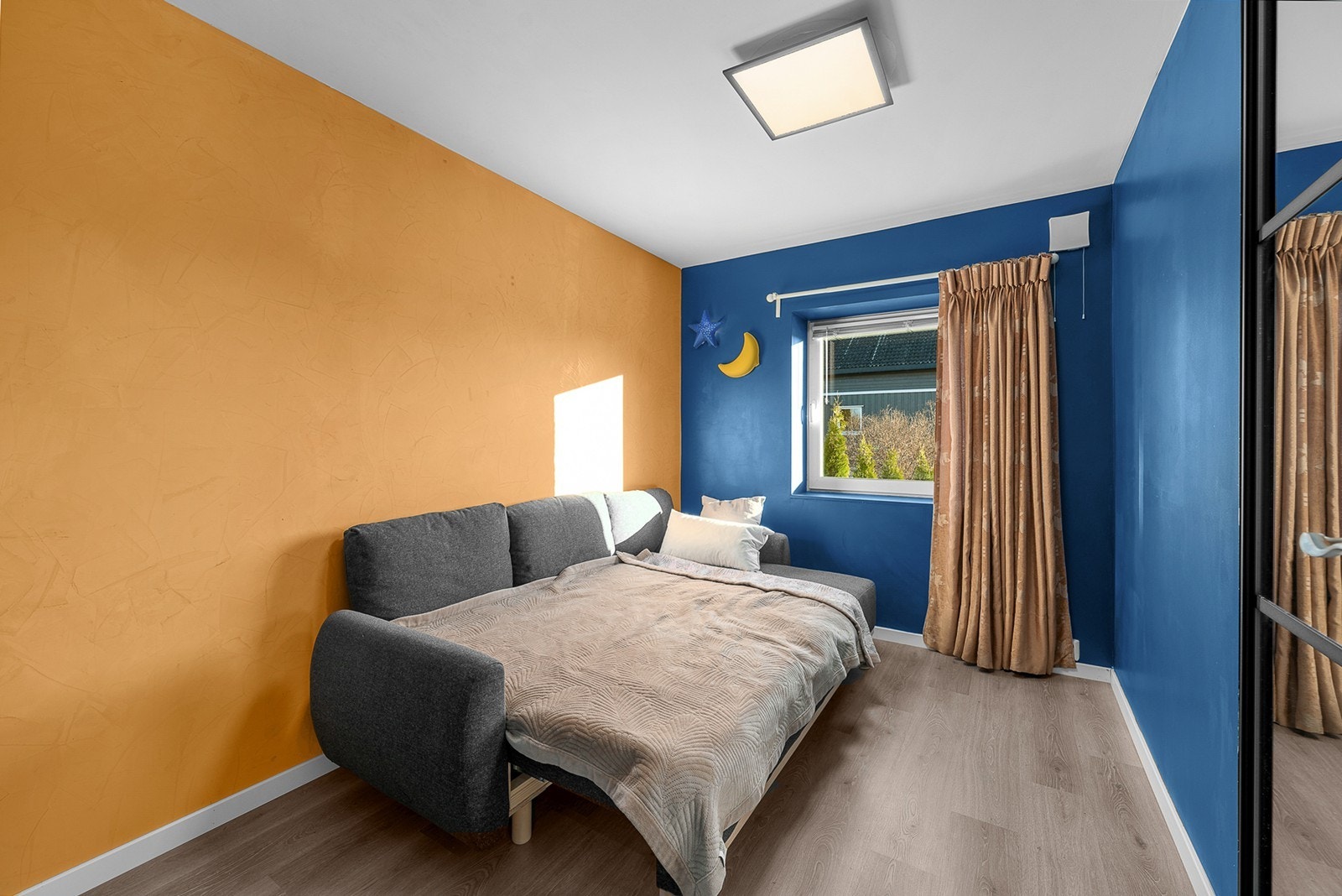 Soverom 3 - er av god størrelse og har også skyvedørsgarderobe med speilfronter. Galleribilde