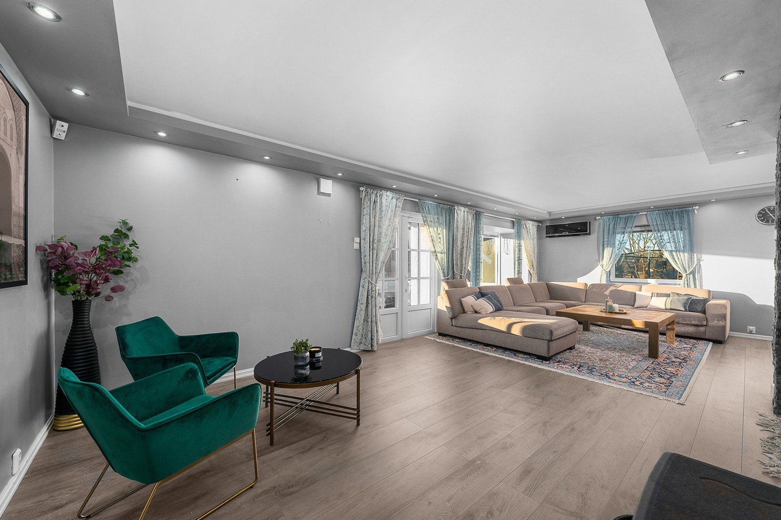 Romslig stue i første etasje som har god plass for sofagruppe, medievegg og annet møblement. Stuen har gode vindusflater noe som gir rikelig med naturlig lys. Galleribilde
