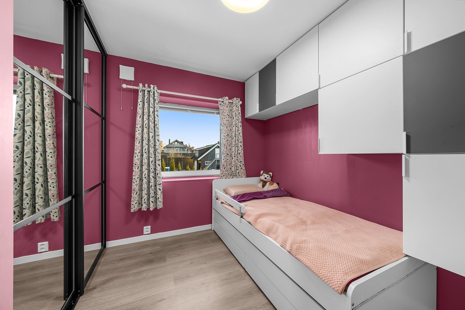Soverom 2 - er av god størrelse og har plass til seng og annet møblement. Rommet har skyvedørsgarderobe med speilfronter, samt godt med fastmonterte skap på veggen. Galleribilde