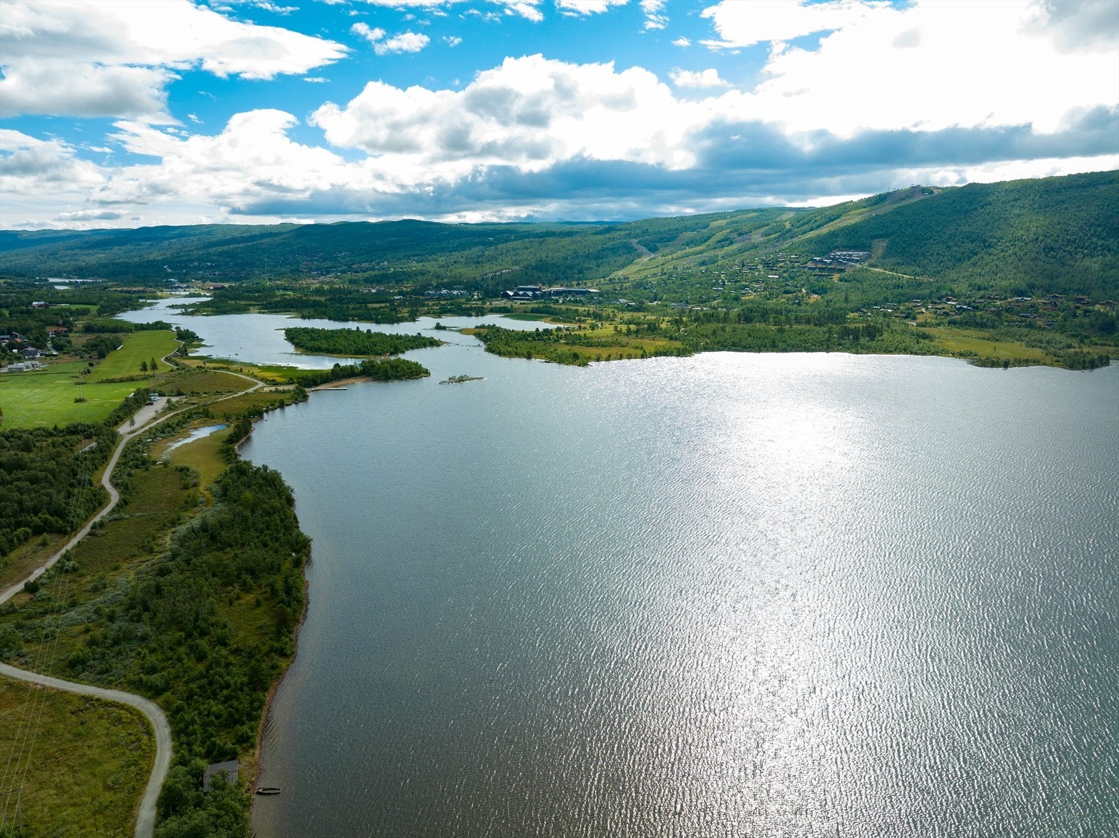 Nærheten til Ustedalsfjorden gir mange muligheter som f.eks. gå- sykkel- og og skiturer, fiske, bading og padling Galleribilde