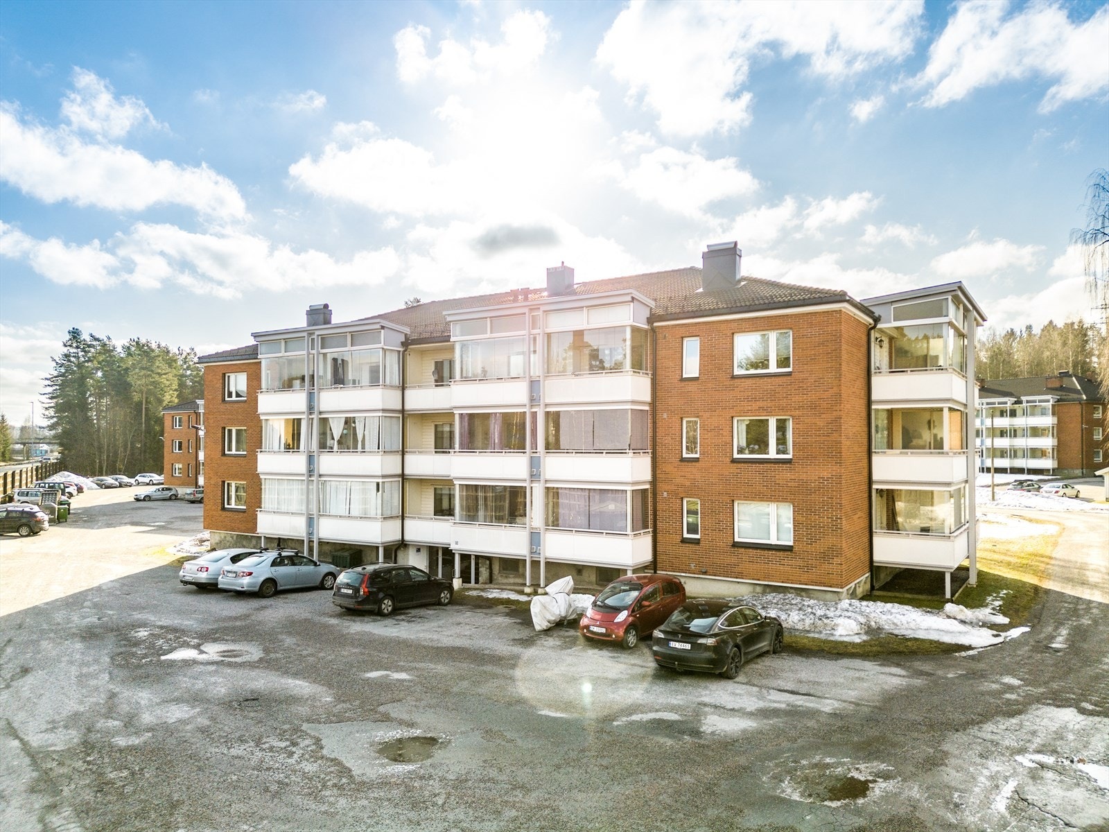 Felles biloppstillingsplasser. Borettslaget har installert ladebokser til el-bil. Galleribilde
