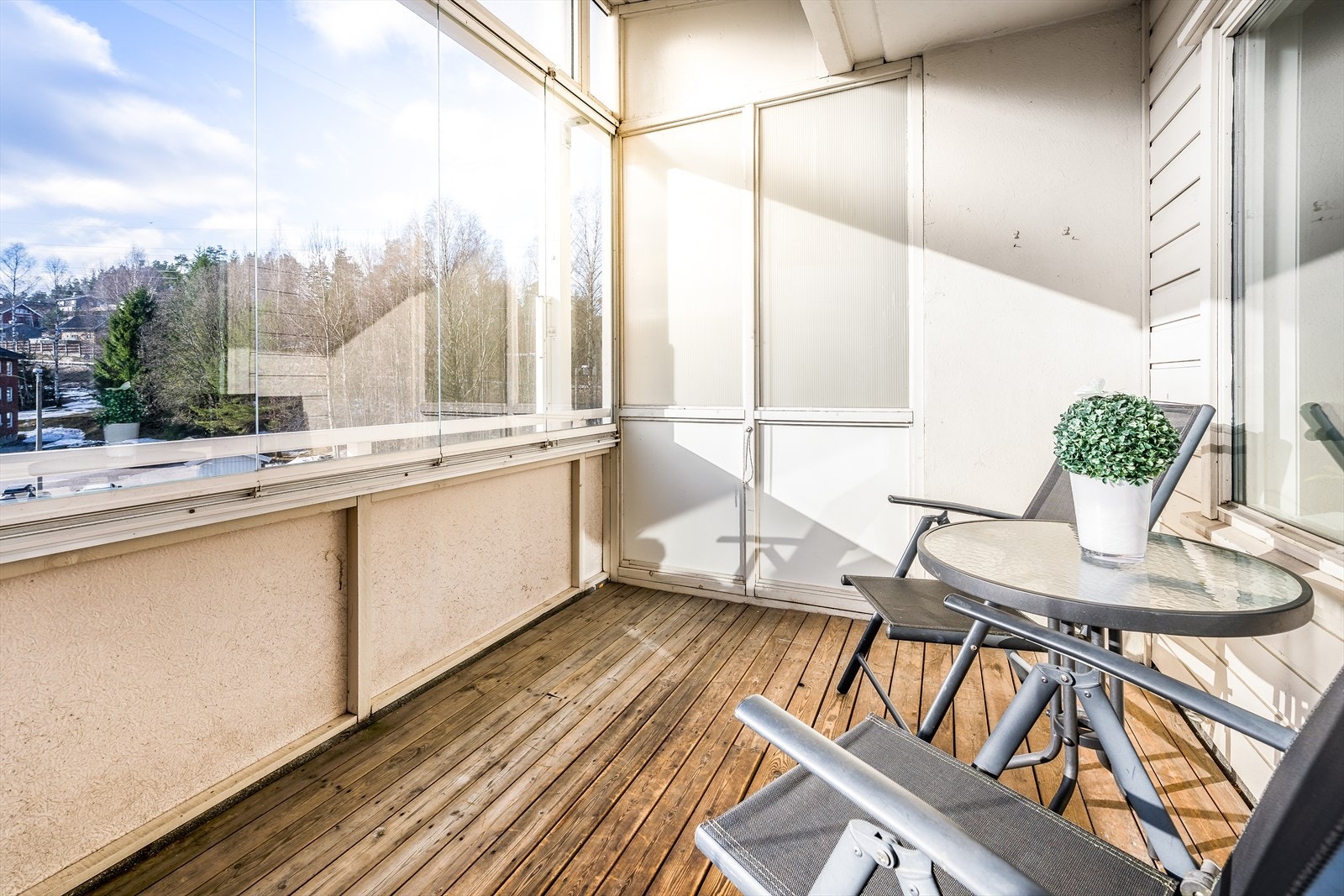 Boligen fremstår som en lys og fin leilighet i 3.etg med en hyggelig, innglasset balkong. Hele leiligheten er malt opp i mars 2024 Galleribilde