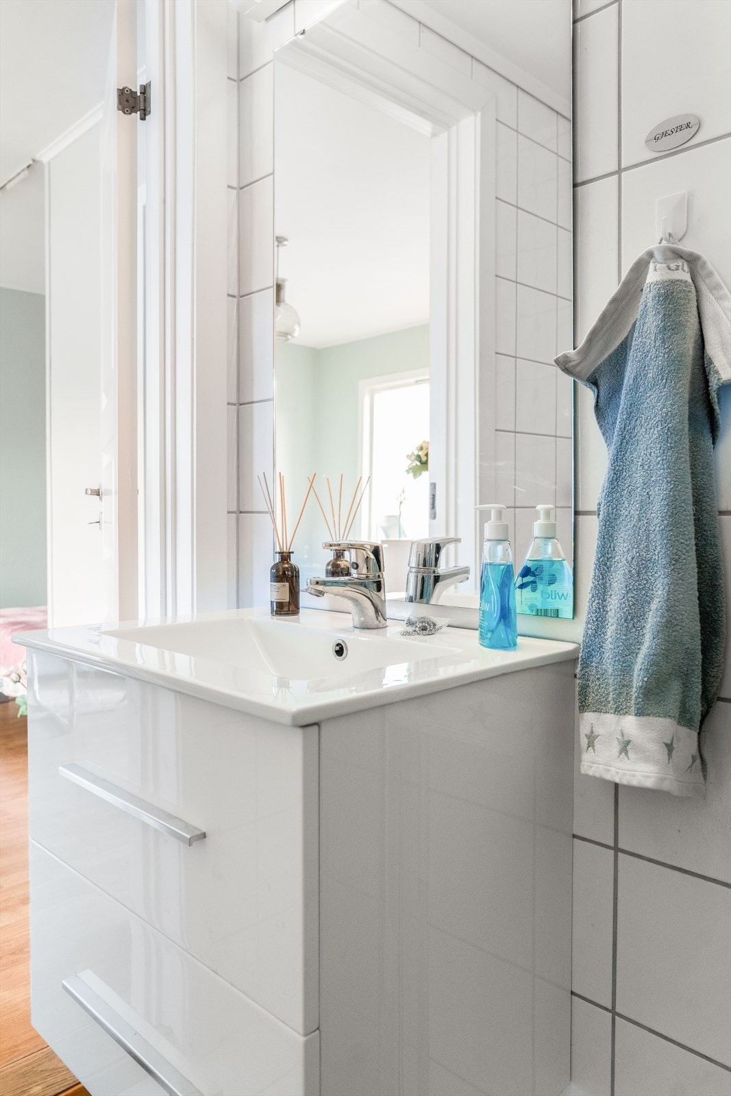 Badet inneholder toalett, dusjnisje med dører i herdet glass og servantinnredning med underskuffer og speil. Det er opplegg for vaskemaskin. Galleribilde