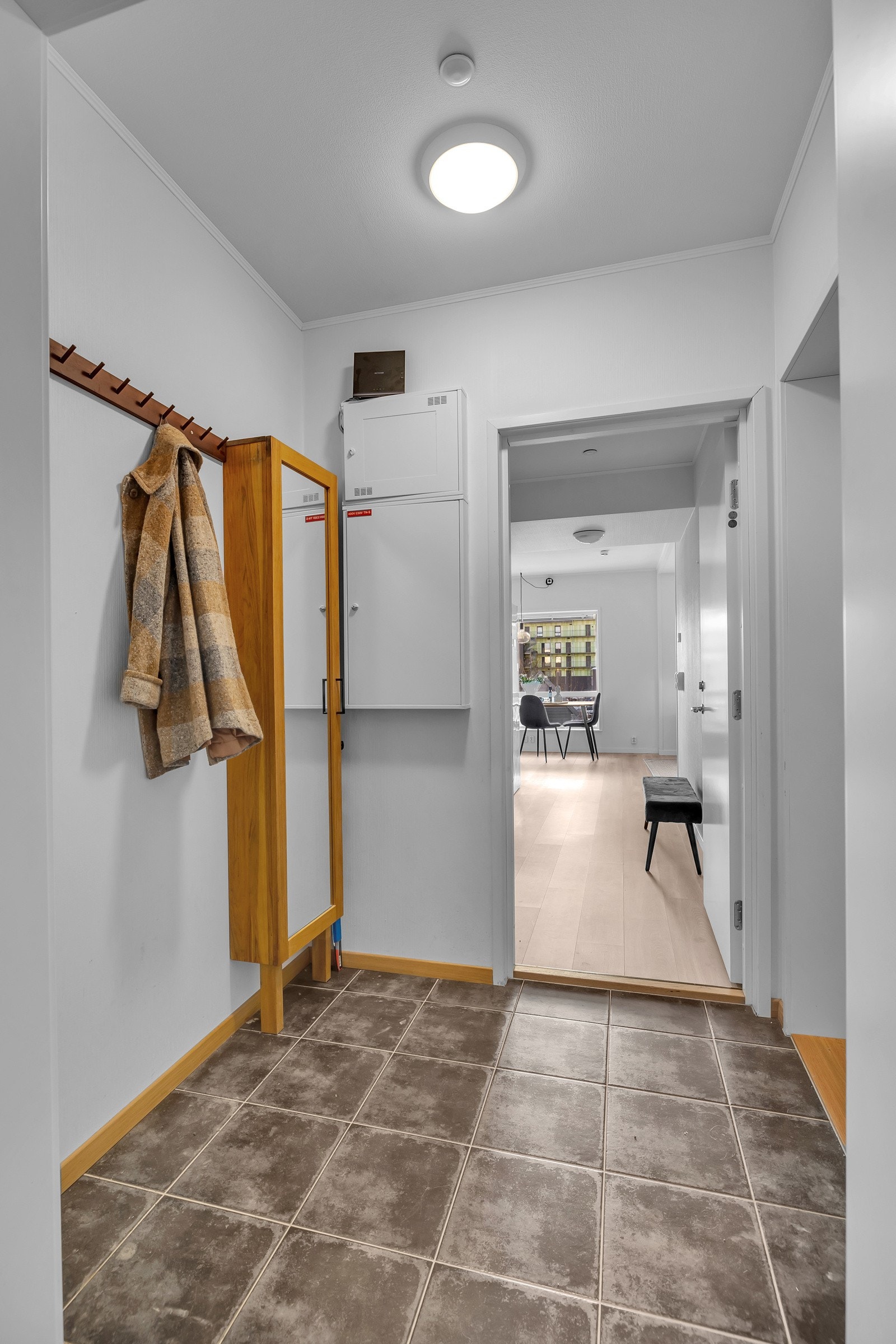 Velkommen inn! - Det første som møter deg er dette lyse og flislagte inngangspartiet som leder inn til hovedleilighet og hybel Galleribilde