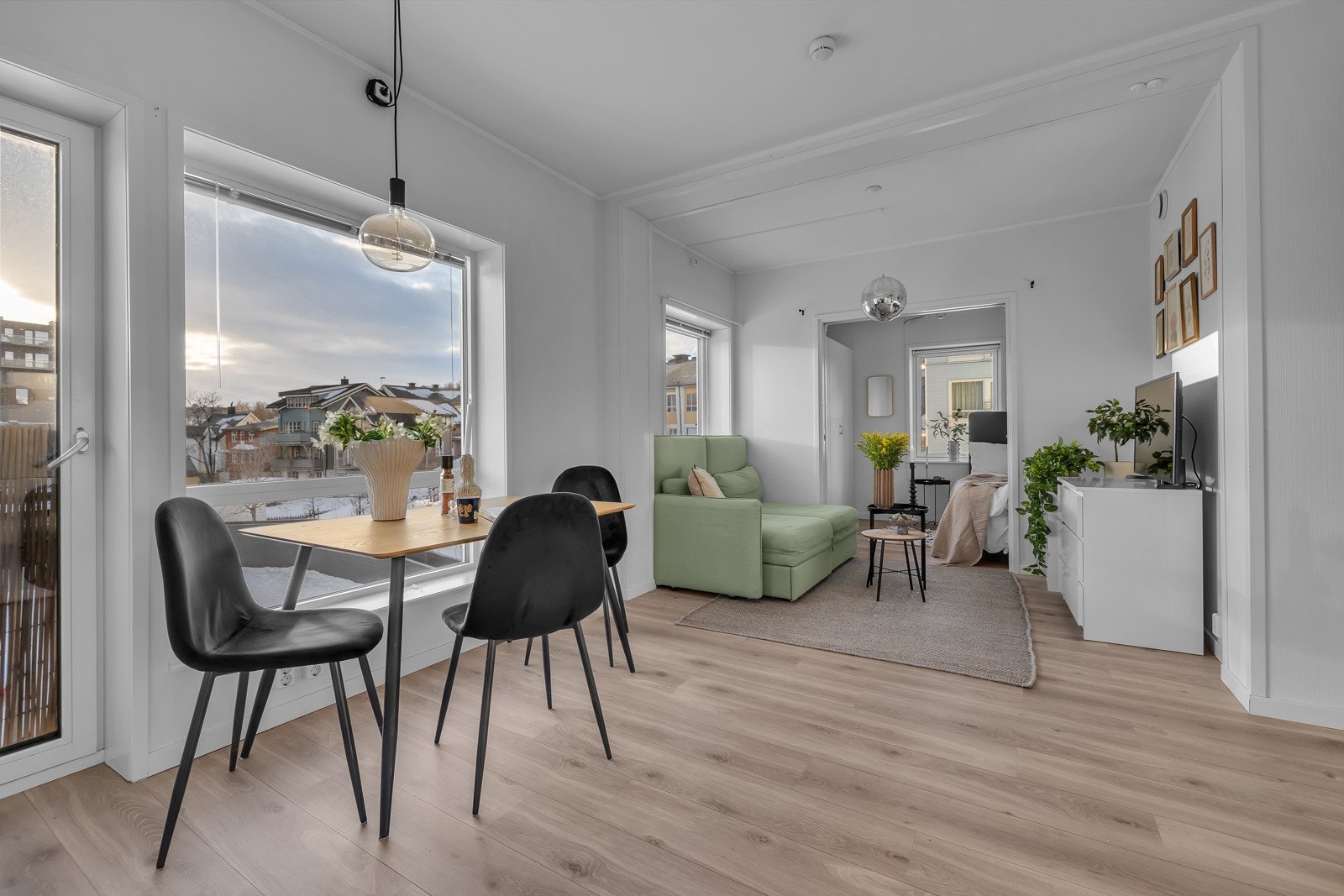 Hovedleiligheten er på 50m2 og ligger mot sør med store vindusflater og fransk balkong Galleribilde