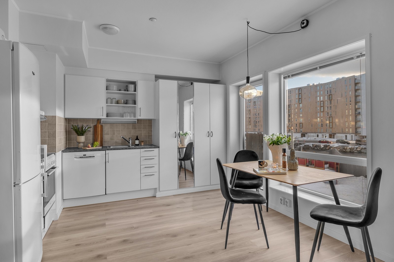 Kjøkkenet er både praktisk og pent Galleribilde