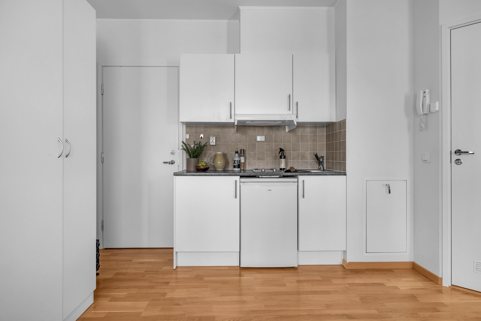 Praktisk kjøkken. Hvitevarer (unttatt kjøleskap) medfølger i salget Galleribilde