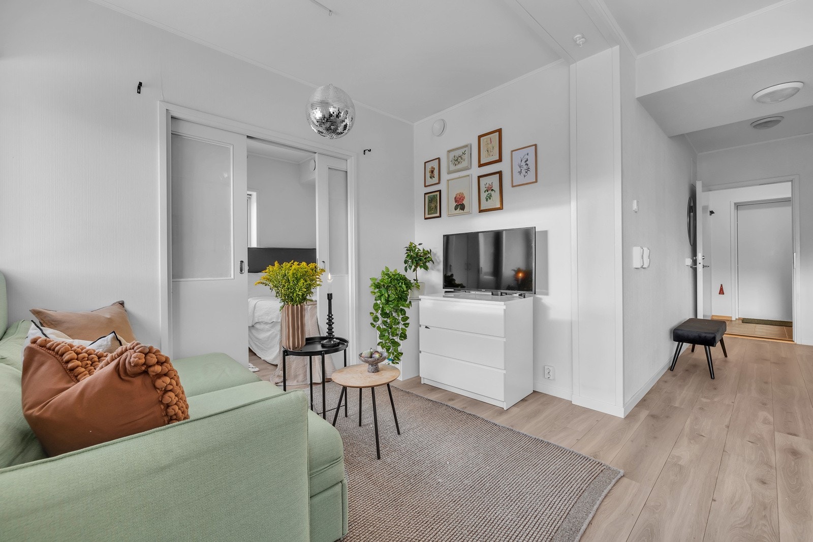 Lys og trivelig leilighet med nyere enstavs gulv og lyse flater Galleribilde