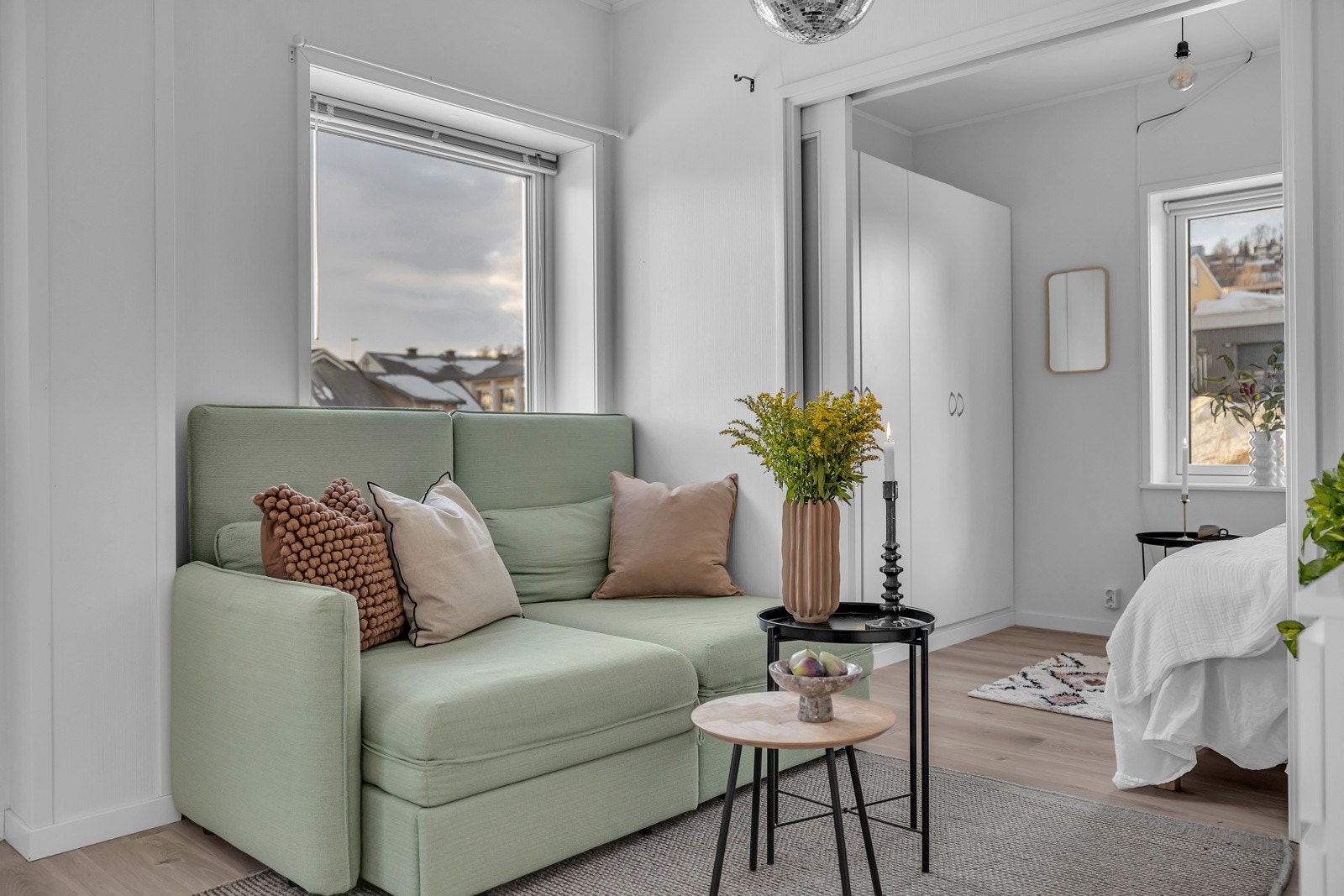 Dagligstuen er innredet mellom kjøkkenet og det ene soverommet Galleribilde