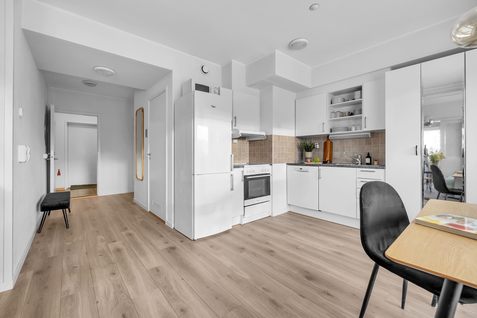 Fra gangen er det inngang til både bad og soverom 2 i hoveddelen Galleribilde