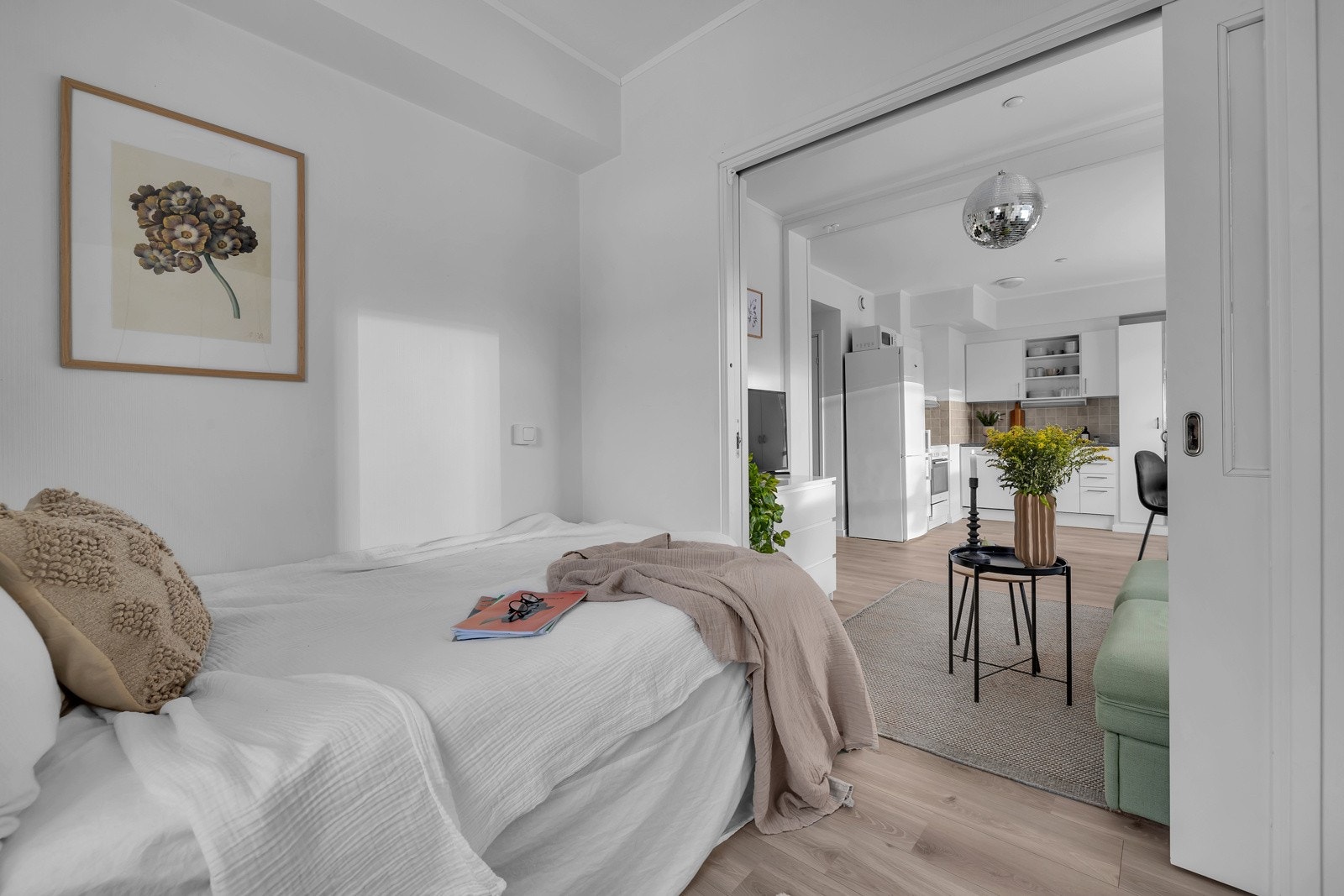 Innbydende og koselige soverom med skyvedører ut mot stuen Galleribilde