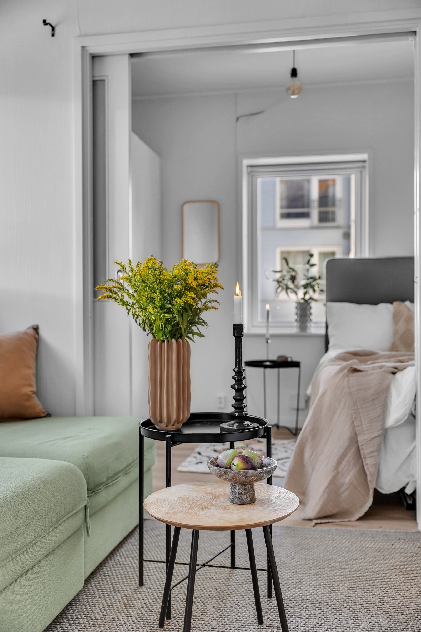 Herfra går du inn til soverom med vindu mot vest Galleribilde