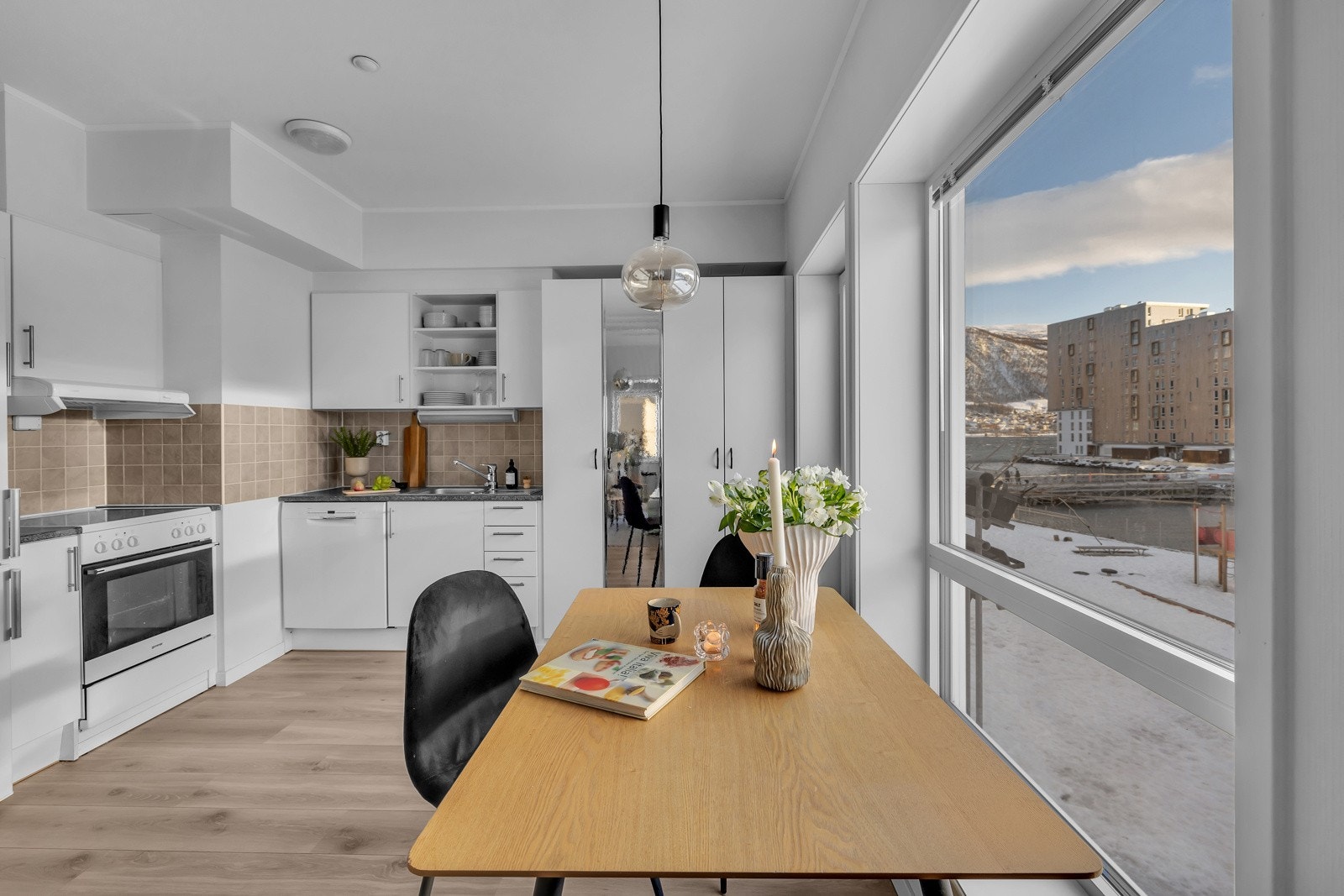 Mellom dagligstuen og kjøkkenet er det plass til spisebord Galleribilde