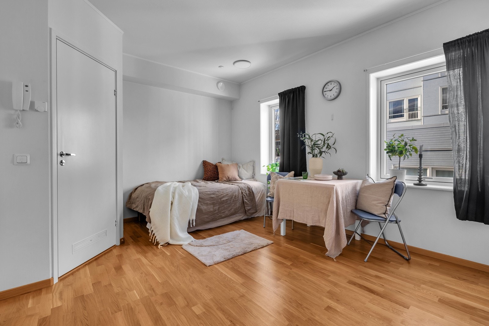 Hybelen har inngang fra inngangspartiet. Denne er på ca.19m2 med eget bad Galleribilde