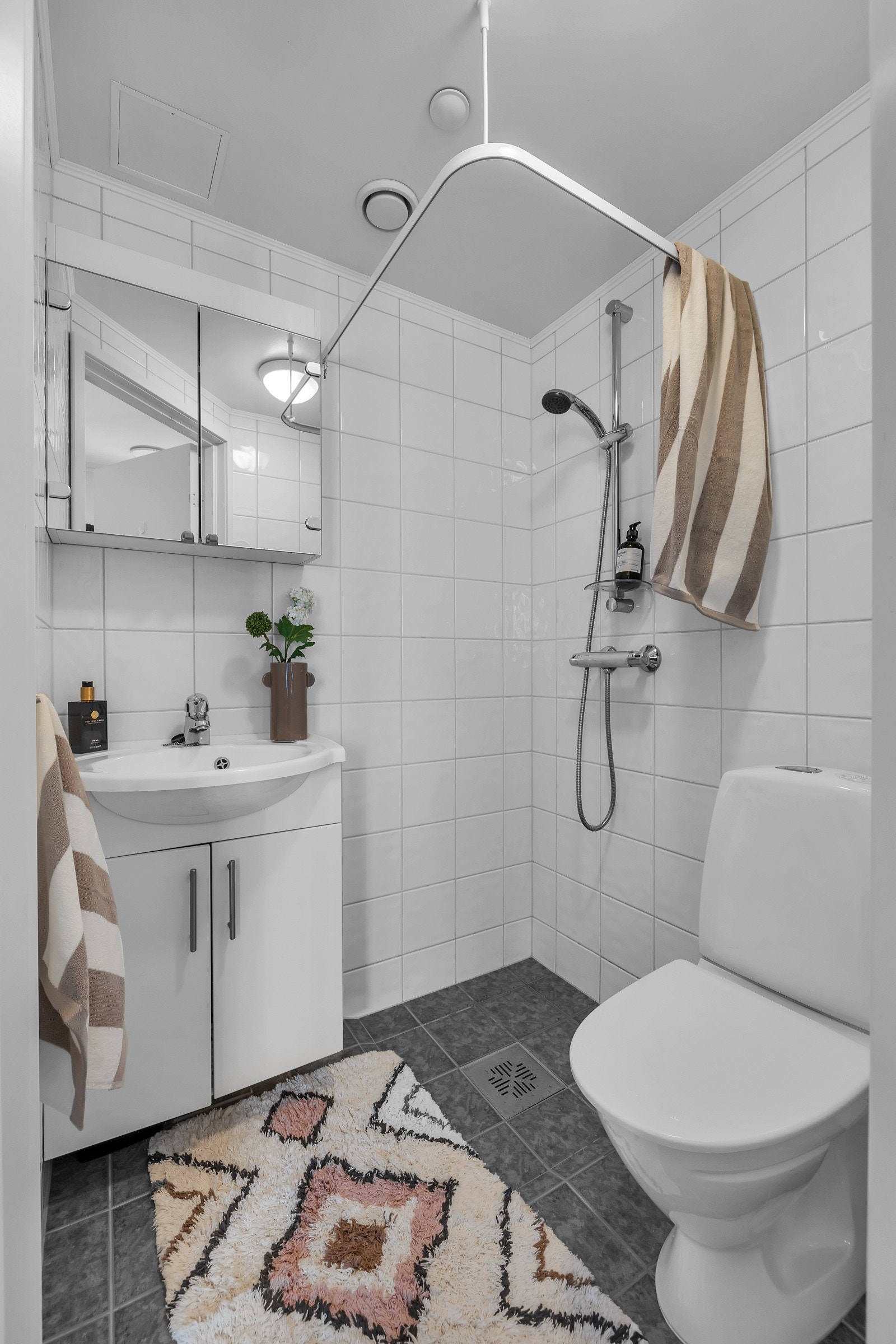 Badet på hybelen er effektiv og er flislagt på både gulv og vegger Galleribilde