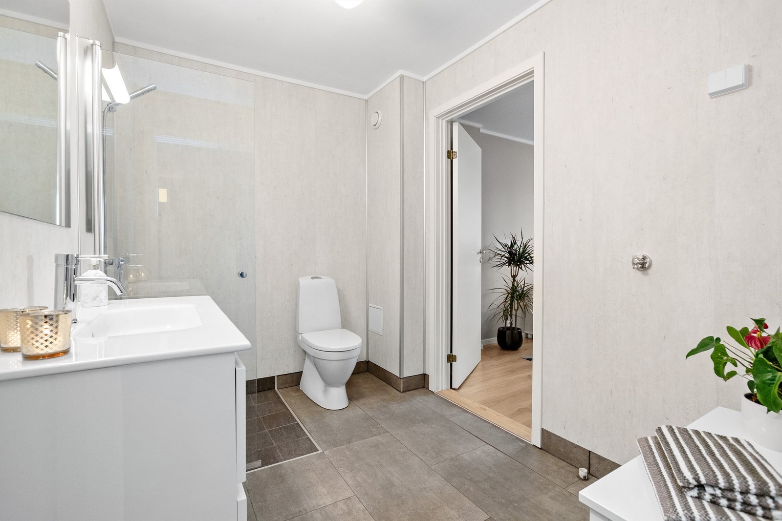 Fra badet er det ekstra gjennomgang via soverommet Galleribilde