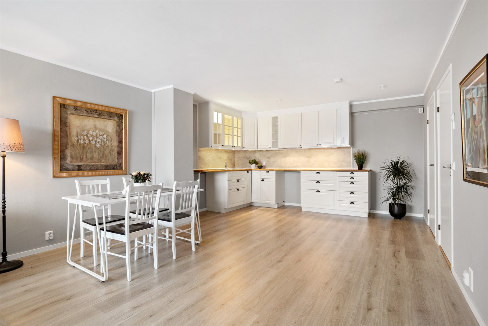 Her er det god plass til langbord og mulighet for å sette inn vedovn mellom spisestue og kjøkken. Galleribilde