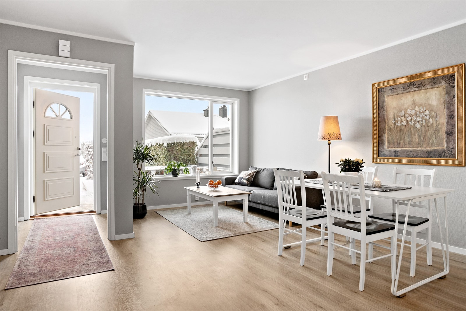 Entréen er lys og har varme i gulv Galleribilde