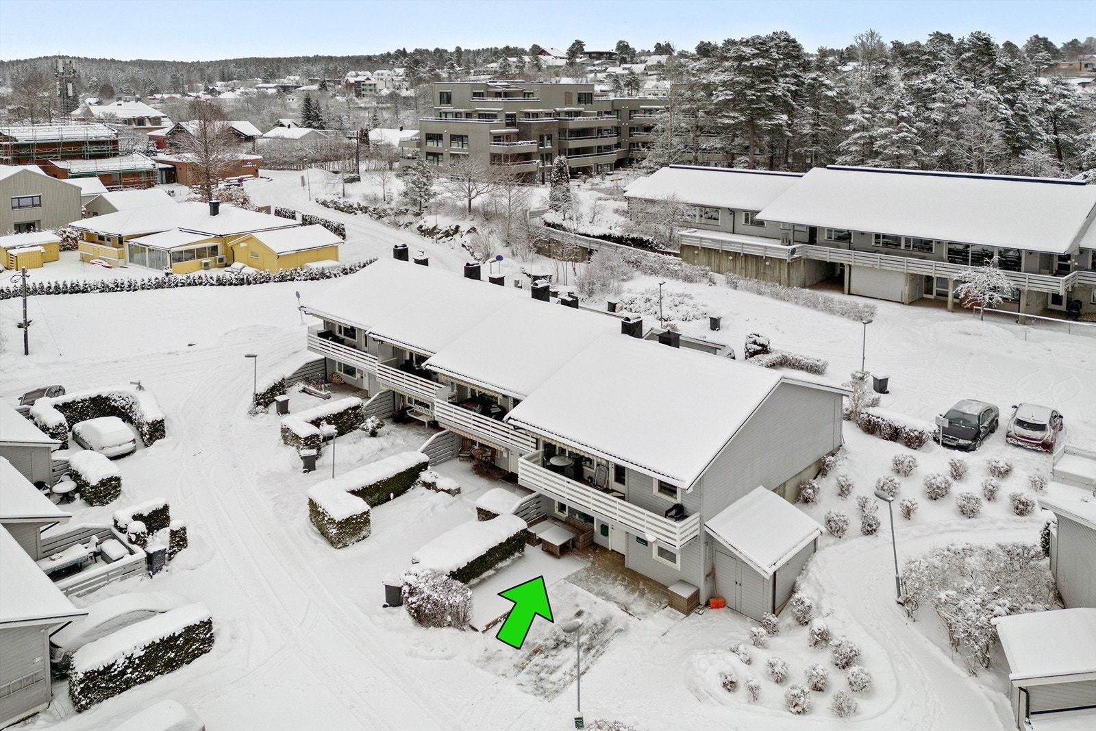 Boligen ligger i nærheten av Toppenhaug seniorsenter, som har hjemmekoselige lokaler, verksted, hobbyrom, aktiviteter mm. Galleribilde