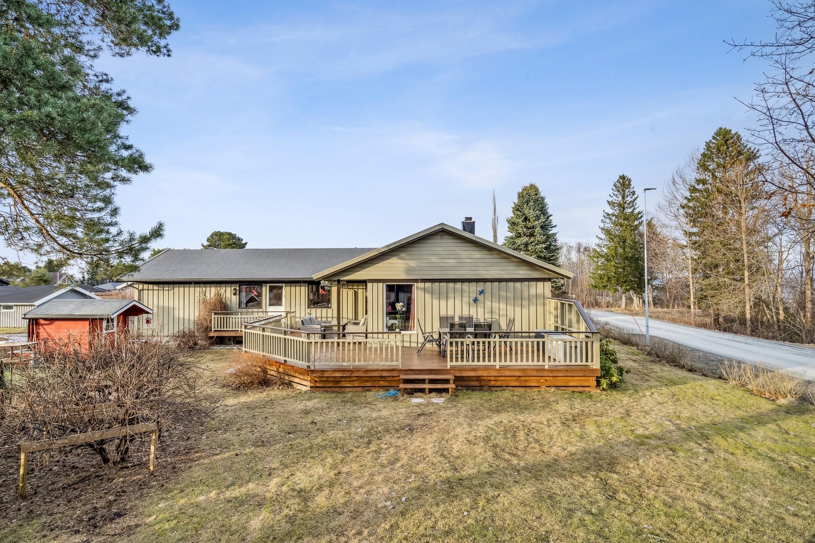 Velkommen til en stor og innholdsrik enebolig beliggende i ett rolig og barnevennlig bo-område på Gimse. Galleribilde