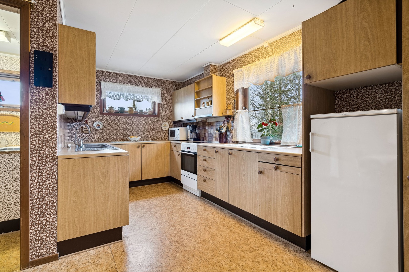 Kjøkkenet har rikelig med skap- og benkeplass Galleribilde