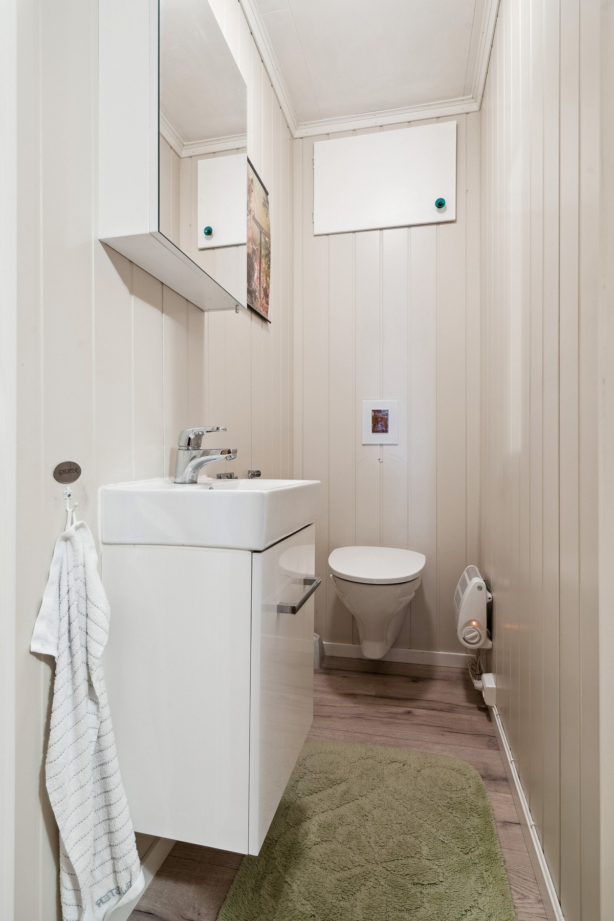 Toalettrom med vegghengt wc og servant Galleribilde