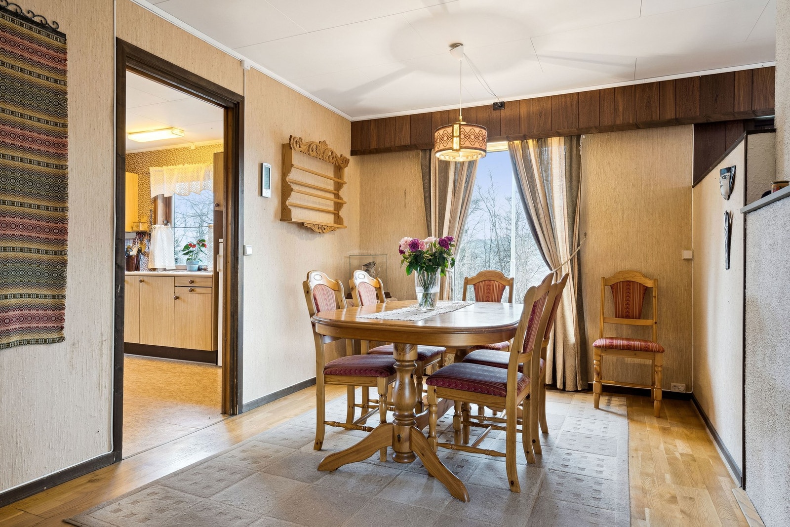 God plass til spisebord ved kjøkkenet Galleribilde