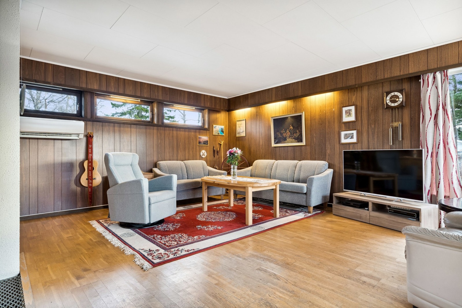 Boligen varmes opp med varmepumpe, vedfyring og elektrisitet. Galleribilde