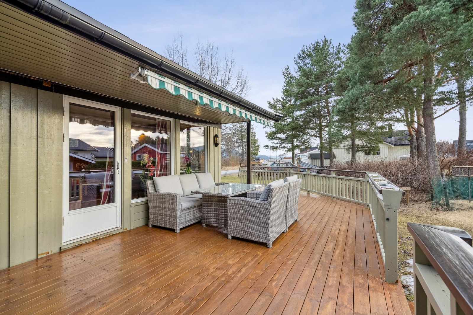 Boligens terrasse er av god størrelse og har markise. Galleribilde