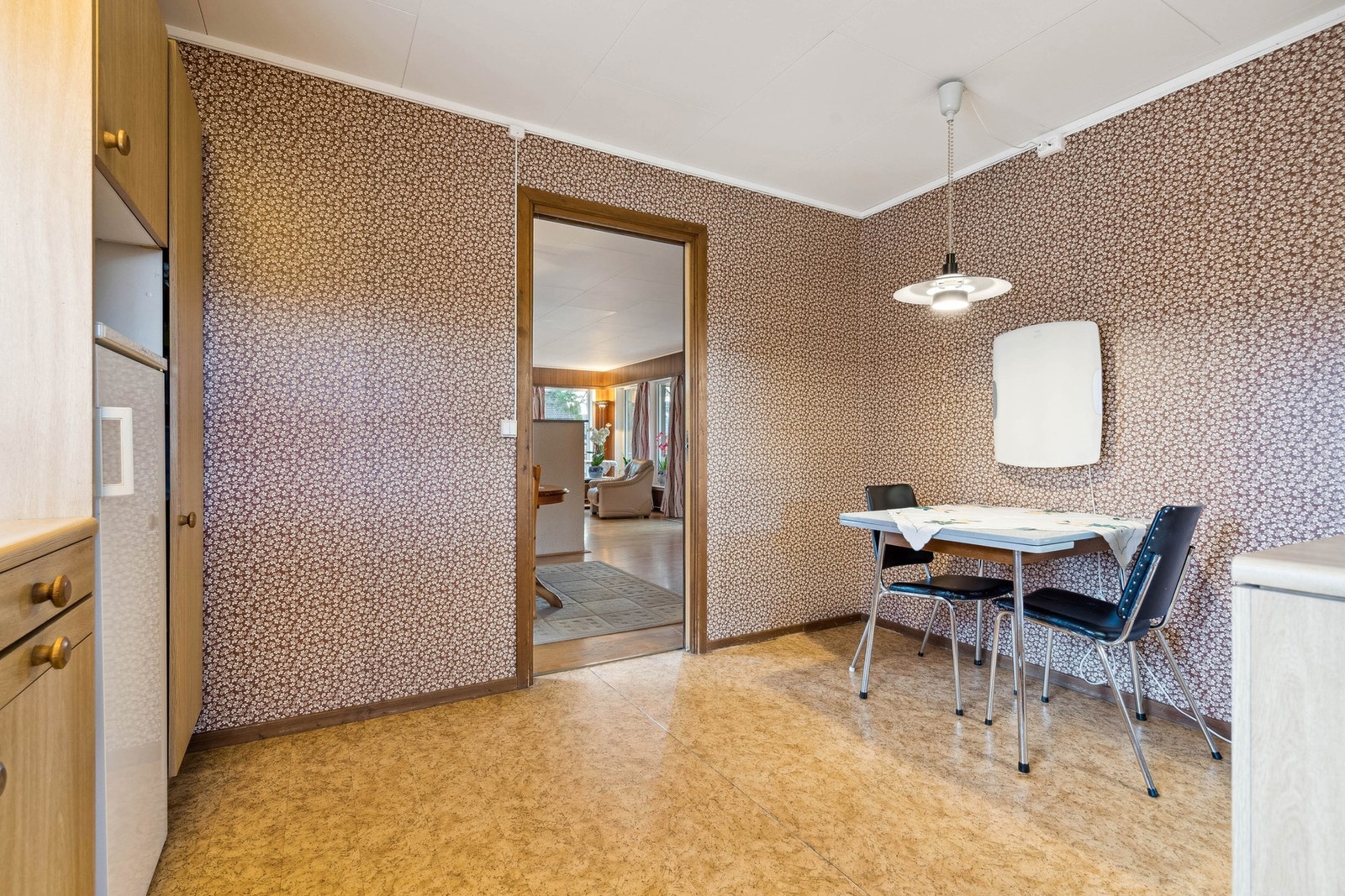 På kjøkkenet er det plass til frokostbord Galleribilde