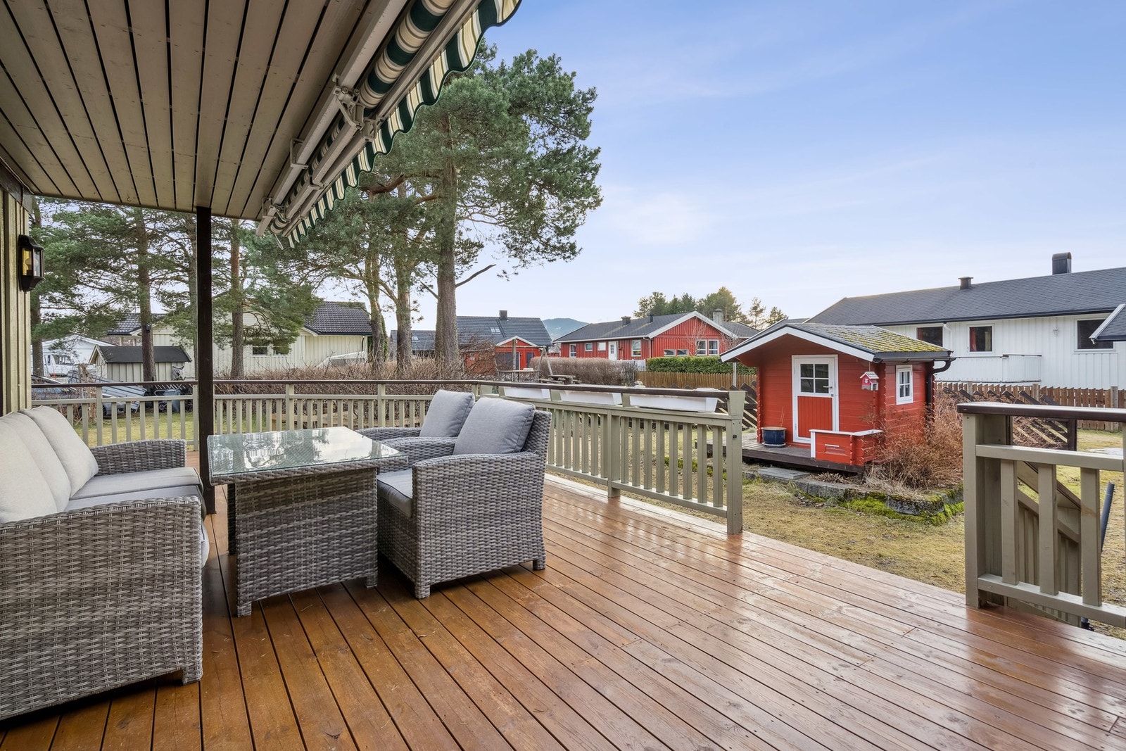 Direkte utgang til hage og dukkestue Galleribilde