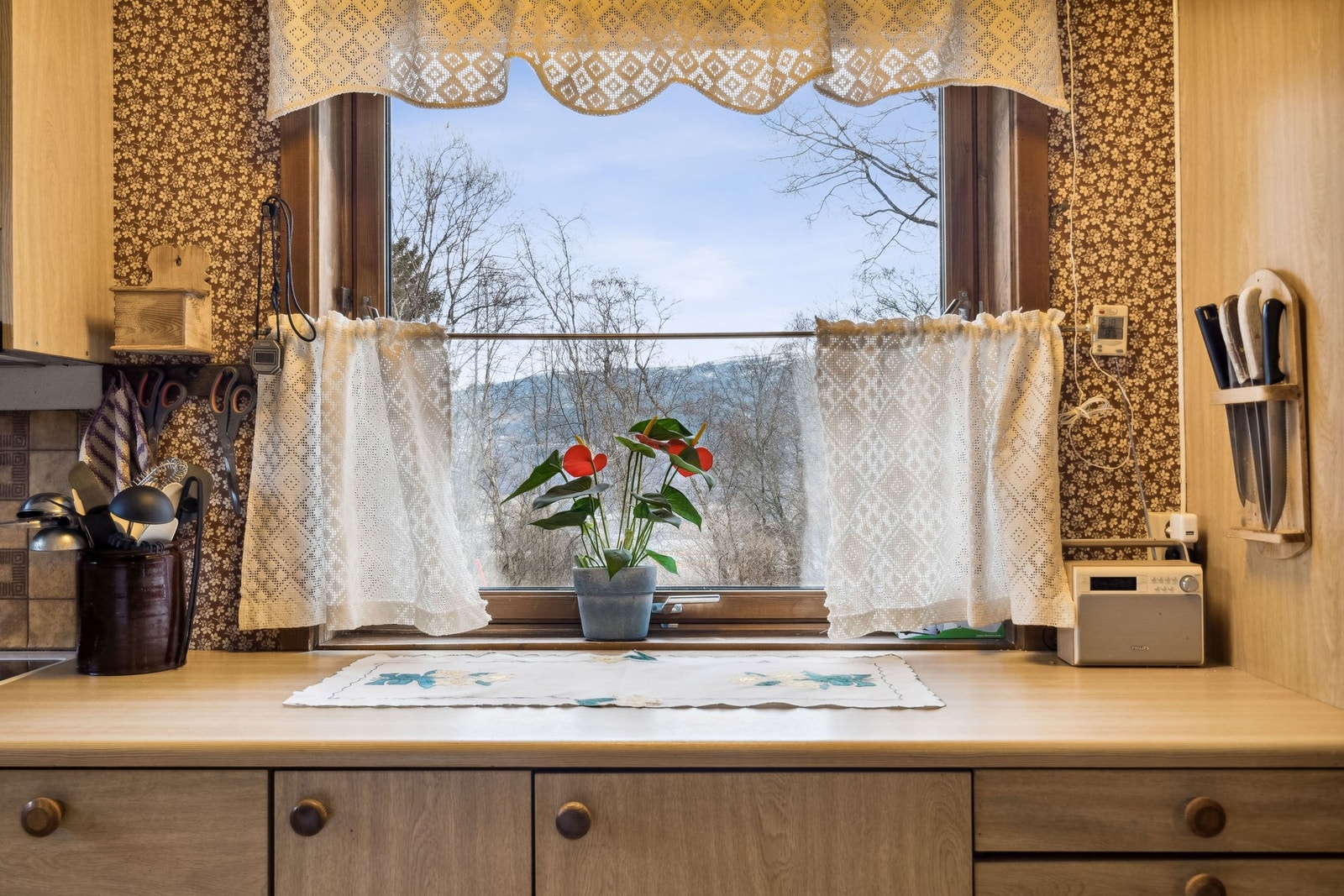 Fra kjøkkenet har man utsikt mot naturlige omgivelser. Galleribilde