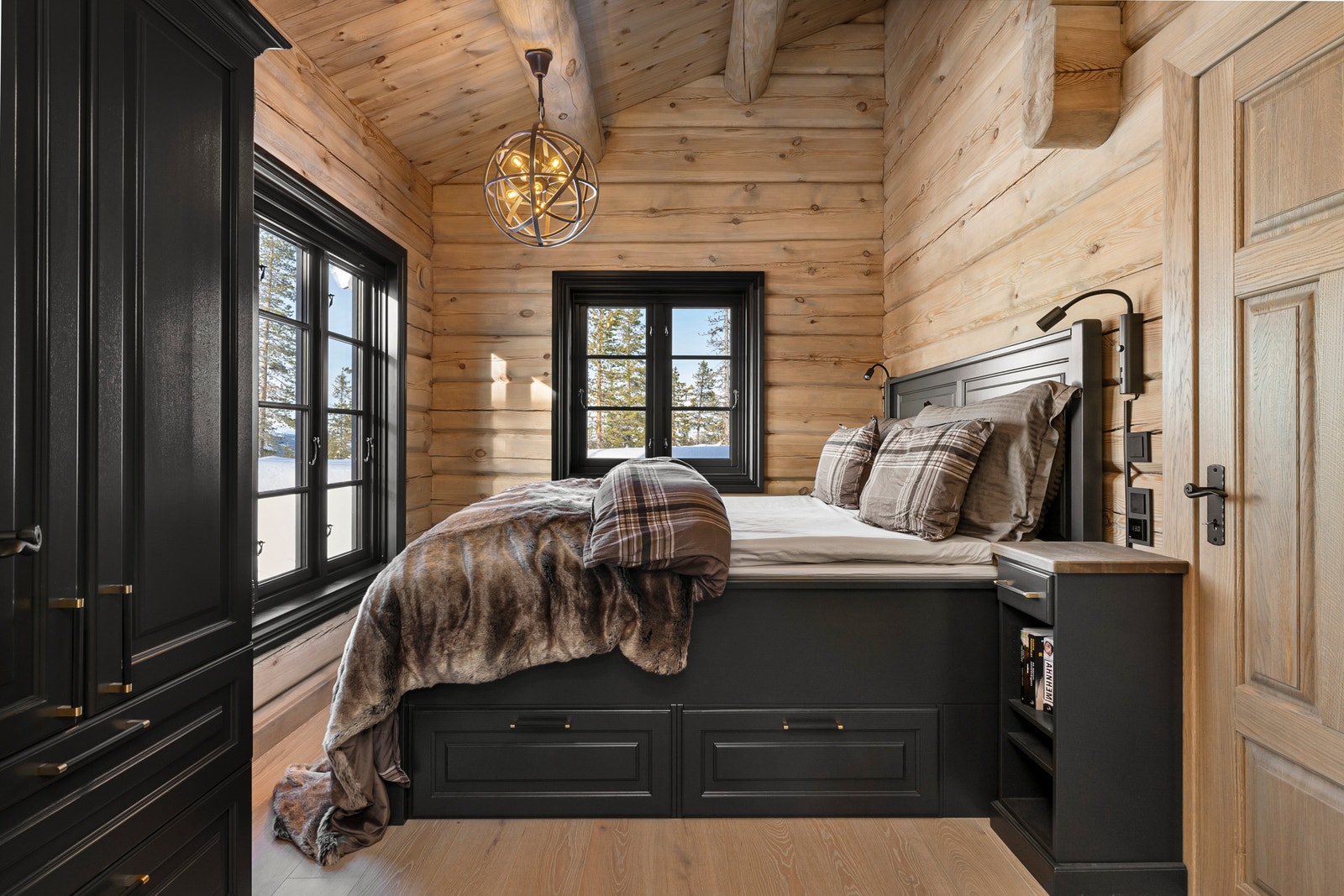 Soverom fra møblert tilsvarende hytte. Master soverom med eget bad. Galleribilde